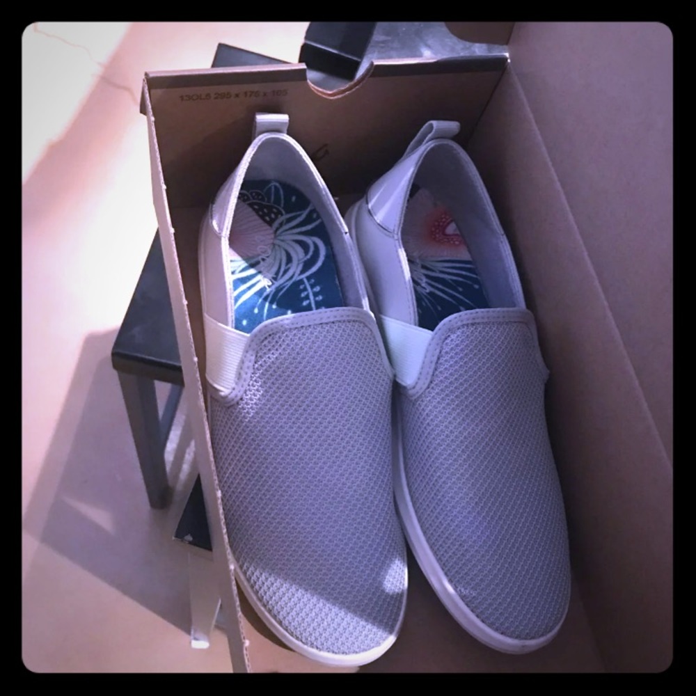 Olukai sneakers size 6.5 never worn. Brand new